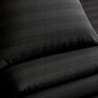 Komplet pościeli hotelowa adamaszek w pasy 220x200 poszewki 70x80 czarna mikrofibra, zapinana na zamek błyskawiczny