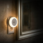 Lampka nocna do kontaktu LED z czujnikiem ruchu zmierzchu lampa do sypialni oświetlenie orientacyjne, okrągłe, 0,5 w