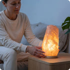 Lampa solna biała KŁODAWSKA z soli kłodawskiej4-6 KG podstawka bukowa oświetlenie dekoracyjne stojące, zasilanie