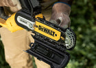 Pilarka łańcuchowa XR 18V 20cm DeWalt DCMPS520N piła akumulatorowa do cięcia gałęzi, lekka, waga 2,1 kg