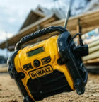 Kompaktowe radio DeWALT DCR019 FM AM AUX 18V / 230V budowlane, na budowę i do warsztatu, odbiornik przenośny, zasilanie