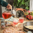 Dzbanek szklany ryflowany z sitkiem w pokrywce Tadar Nino 1,6 L karafka na wodę, sok i lemoniadę, bezbarwna, można myć