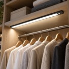 Lampka nocna LED 30cm z czujnikiem ruchu lampa podszafkowa do mebli czarna oświetlenie szafy akumulatorowe USB 265 lm