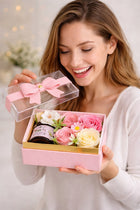 Flower Box kwiaty mydlane + świeca zapachowa w pudełku prezent różowy dekoracja wnętrza, kompozycja ozdobna, upominek