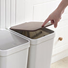 Kosz na śmieci 60l zestaw 3 pojemników do segregacji odpadów na platformie plastikowy sortownik, 3-komorowy, 64 × 24 ×