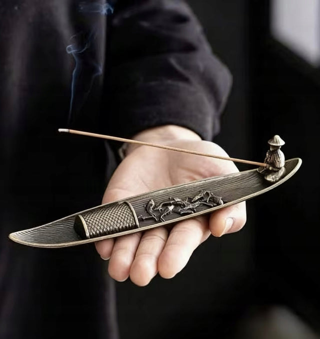 Uchwyt na kadzidełka ZEN rybak metal stojak na kadzidlo podstawka do pałeczek zapachowych, akcesorium do aromaterapii, długość 21 cm
