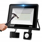 Mocny naświetlacz LED 200W halogen z czujnikiem ruchu lampa + uchwyt slim reflektor 19000 lm 6000 K IP66 zimna biel do
