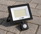 Halogen Naświetlacz Lampa LED 50W 5500 lm IP65 czujnik ruchu biały zimny reflektor zewnętrzny do ogrodu, podjazdu i