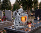 ANIOŁ NA GRÓB ZE ZNICZEM LED FIGURKA NA CMENTARZ RZEŹBA Z WKŁADEM lampion nagrobny dekoracja pamięci wysokość 28,5 cm
