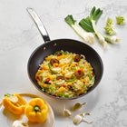 Patelnia wok Tefal INTUITION 28 cm do dań stir-fry i kuchni azjatyckiej, można myć w zmywarce, srebrna