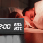 Budzik zegar elektroniczny termometr alarm cyfrowy zegarek stojący cichy czarny tworzywo sztuczne