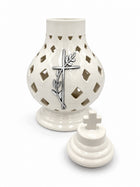 Znicz ceramiczny ażurowy biały kremowy z krzyżem lampion nagrobny premium świecznik cmentarny, ozdoba na grób, wysokość