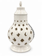 Znicz ceramiczny ażurowy biały kremowy z krzyżem lampion nagrobny premium świecznik cmentarny, ozdoba na grób, wysokość