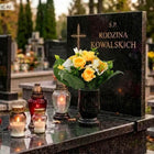 Sztuczne kwiaty na pomnik kompozycja nagrobkowa wiązanka róże żółte białe dekoracja na grób, stroik cmentarny, 27 cm