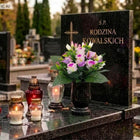 Sztuczne kwiaty na pomnik kompozycja nagrobkowa wiązanka fioletowe róże stroik cmentarny, dekoracja grobu na Wszystkich