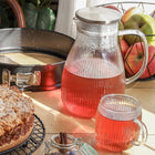Dzbanek szklany ryflowany z sitkiem w pokrywce Tadar Nino 1,6 L karafka na wodę, sok i lemoniadę, bezbarwna, można myć