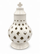 Znicz ceramiczny ażurowy biały kremowy z krzyżem lampion nagrobny premium świecznik cmentarny, ozdoba na grób, wysokość