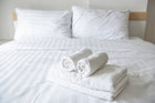 RĘCZNIK KĄPIELOWY BIAŁY DUŻY HOTELOWY 550G BAWEŁNA NAPIS HOTEL 100% 70x140 antybakteryjny szybkoschnący gładki